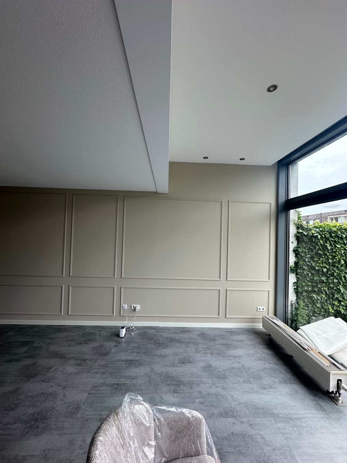 Wand met strakke sierlijst-panelen in warme taupe
