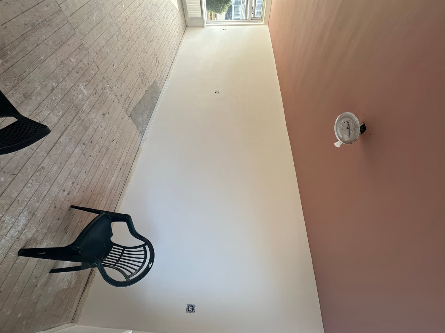 Lege kamer met oude vloer, voor het werk
