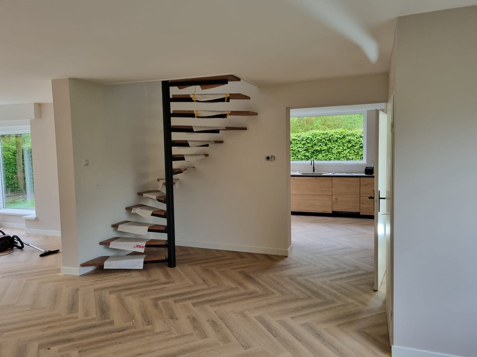 Strak afgewerkte woonkamer met geschilderde wanden